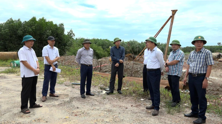 Phó Chủ tịch UBND tỉnh Lê Đức Tiến đã có buổi kiểm tra thực địa tiến độ dự án Hạ tầng cơ bản cho phát triển toàn diện tỉnh Quảng Trị (BIIG2) đoạn qua huyện Gio Linh, Triệu Phong và thành phố Đông Hà.