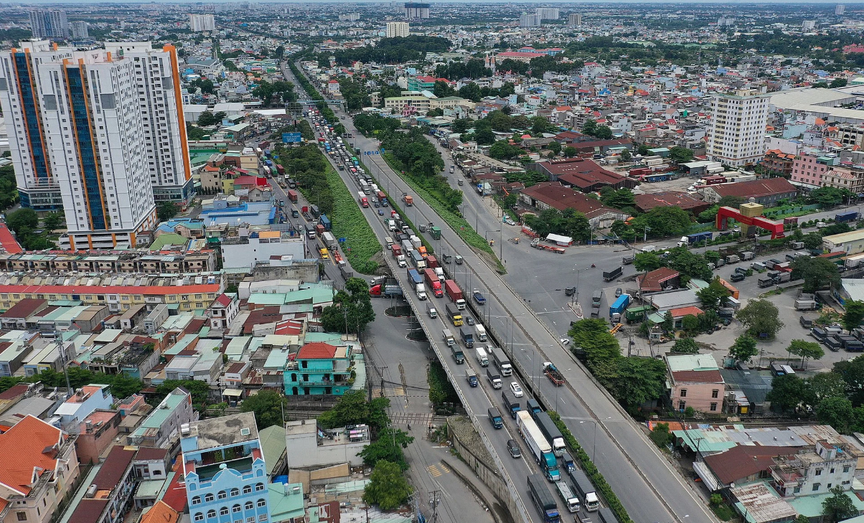 Bình Dương: Căn hộ ra hàng ồ ạt, nhiều dự án giao nhà vẫn "chất đống" hàng tồn kho- Ảnh 1.