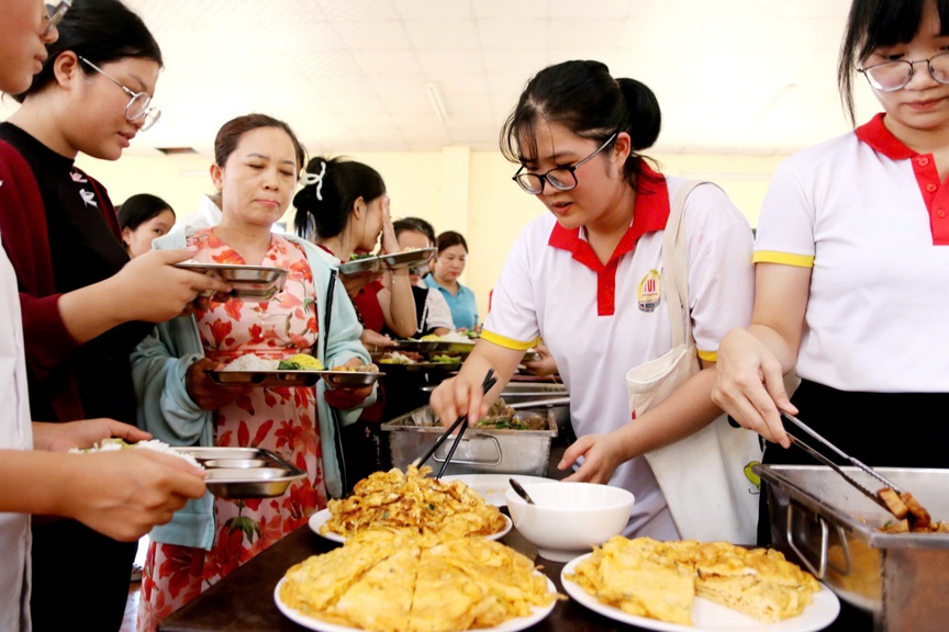 Ấm áp “Bữa cơm Công đoàn” do Trường Đại học Luật (Đại học Huế) tổ chức- Ảnh 4.