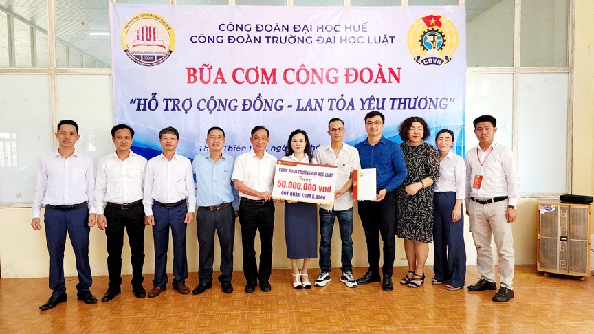 Ấm áp “Bữa cơm Công đoàn” do Trường Đại học Luật (Đại học Huế) tổ chức- Ảnh 1.