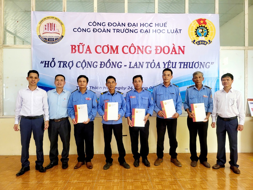 Ấm áp “Bữa cơm Công đoàn” do Trường Đại học Luật (Đại học Huế) tổ chức- Ảnh 2.