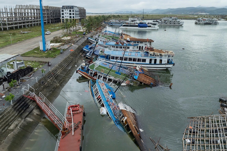 Quảng Ninh: Lực lượng chức năng cùng người dân “trắng đêm” khắc phục hậu quả bão số 3- Ảnh 5.