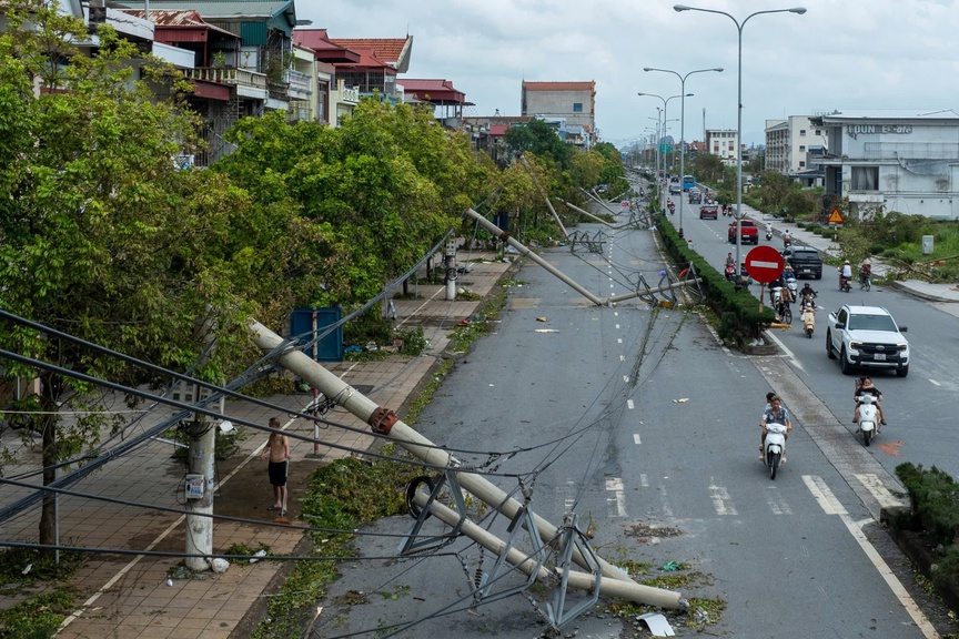 Quảng Ninh: Lực lượng chức năng cùng người dân “trắng đêm” khắc phục hậu quả bão số 3- Ảnh 9.