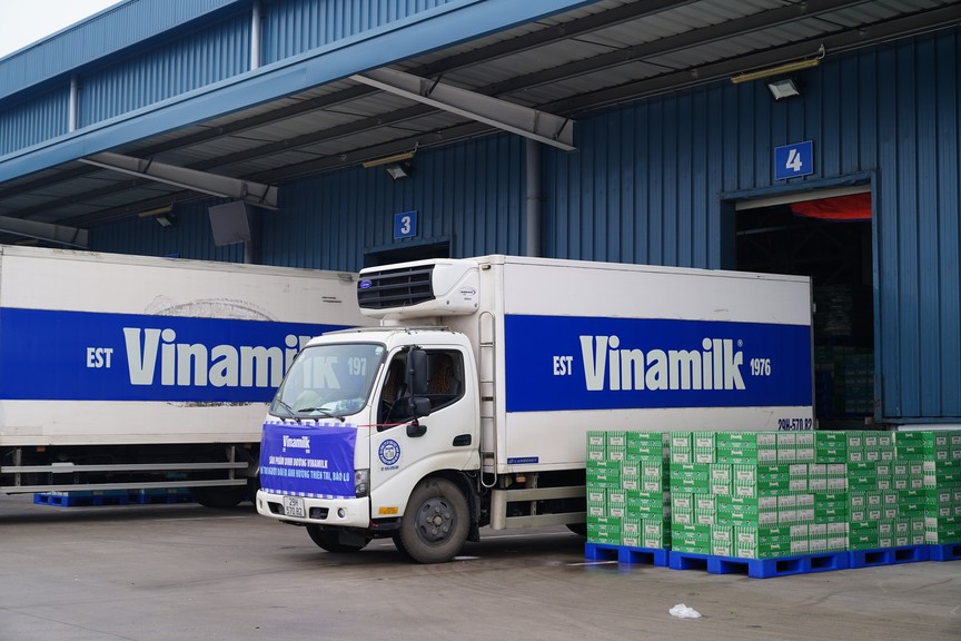 Vinamilk hỗ trợ 550.000 sản phẩm sữa, nước cho trẻ em, người dân vùng bão lũ- Ảnh 4.