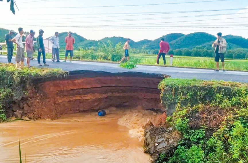 Lâm Đồng: Mưa lớn kéo dài gây sạt lở nghiêm trọng Tỉnh lộ 721- Ảnh 2.