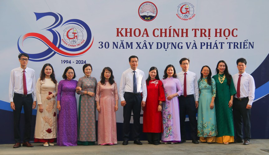 Kỷ niệm 30 năm thành lập Khoa Chính trị học: Một hành trình tự hào và đáng nhớ- Ảnh 3.