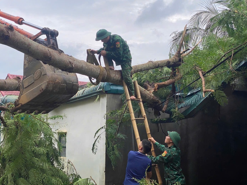 Mường Lát (Thanh Hóa): Hàng chục căn nhà tốc mái, chính quyền hỗ trợ nhân dân khắc phục hậu quả- Ảnh 2.