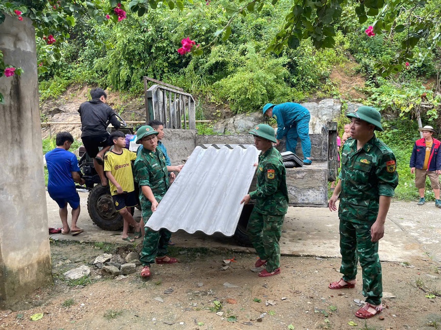 Mường Lát (Thanh Hóa): Hàng chục căn nhà tốc mái, chính quyền hỗ trợ nhân dân khắc phục hậu quả- Ảnh 1.