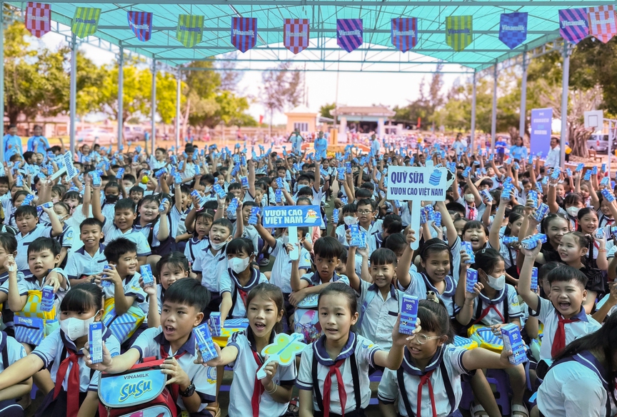 Ngày khai giảng đặc biệt hơn với sự đồng hành của Vinamilk và Quỹ sữa vươn cao Việt Nam- Ảnh 5.