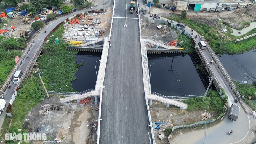 Vài ngày nữa, cầu cũ bị sập trên tuyến đường nối vào sân bay Tân Sơn Nhất hoàn toàn được thay thế- Ảnh 1.