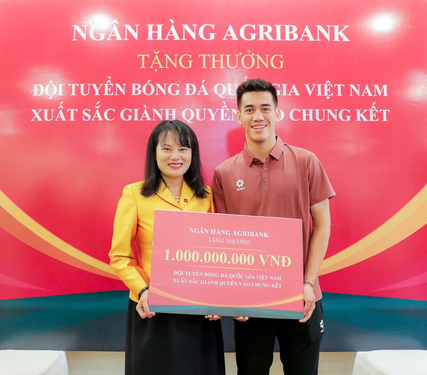 Agribank tặng thưởng 1 tỷ đồng cho Đội tuyển Bóng đá Quốc gia Việt Nam- Ảnh 2.