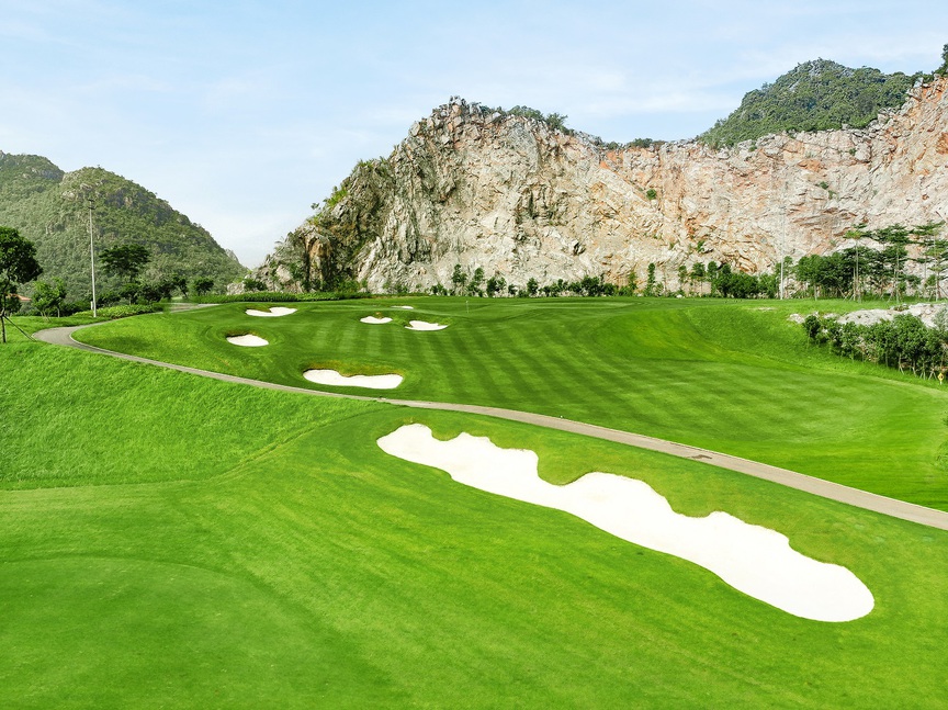 Legend Valley Country Club: Từ vùng đầm lầy hoang sơ đến "thiên đường golf" giữa lòng Ninh Bình- Ảnh 3. Legend Valley Country Club: Từ vùng đầm lầy hoang sơ đến "thiên đường golf" giữa lòng Ninh Bình- Ảnh 3.
