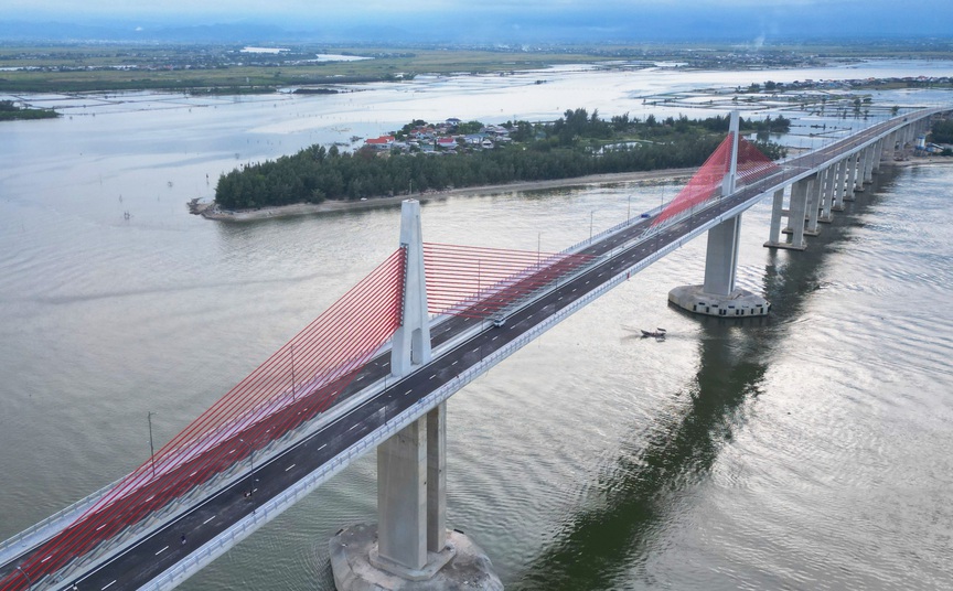 Sắp thông xe cầu vượt biển dài nhất miền Trung, kết thúc hơn 100 năm di chuyển bằng đò của người dân đôi bờ- Ảnh 1. Sắp thông xe cầu vượt biển dài nhất miền Trung, kết thúc hơn 100 năm di chuyển bằng đò của người dân đôi bờ- Ảnh 1.
