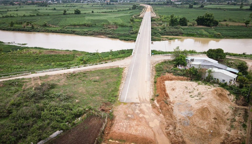 Cầu trăm tỷ ở một tỉnh miền Trung Việt Nam: Xây xong 3 năm vẫn im lìm mòn mỏi chờ đường dẫn- Ảnh 1. Cầu trăm tỷ ở một tỉnh miền Trung Việt Nam: Xây xong 3 năm vẫn im lìm mòn mỏi chờ đường dẫn- Ảnh 1.