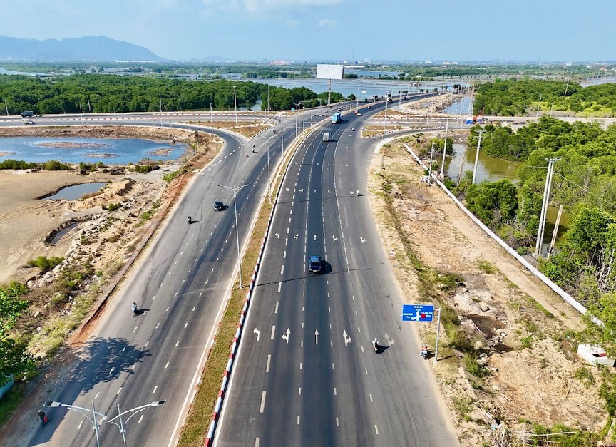 TP giàu nhất Việt Nam sắp hoàn thiện tuyến đường ven biển 7.000 tỷ, nối thông với xứ sở ngàn hoa- Ảnh 2. TP giàu nhất Việt Nam sắp hoàn thiện tuyến đường ven biển 7.000 tỷ, nối thông với xứ sở ngàn hoa- Ảnh 2.