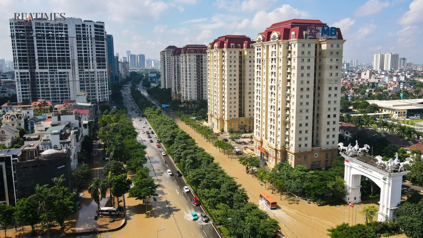 "Khu nhà giàu" Ciputra Hà Nội vẫn như ốc đảo sau hơn 1 ngày tạnh ráo- Ảnh 2. "Khu nhà giàu" Ciputra Hà Nội vẫn như ốc đảo sau hơn 1 ngày tạnh ráo- Ảnh 2.