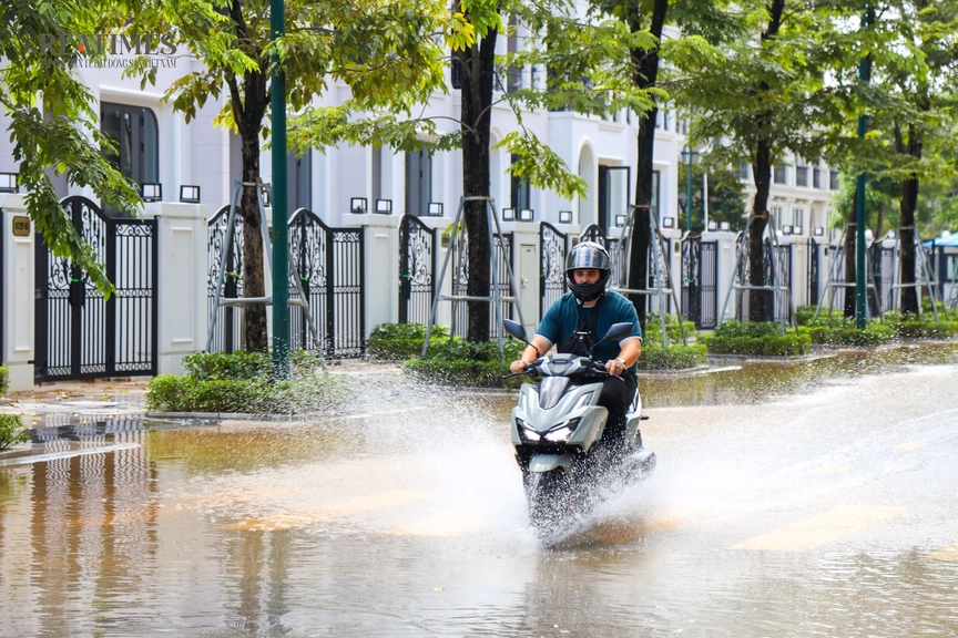 "Khu nhà giàu" Ciputra Hà Nội vẫn như ốc đảo sau hơn 1 ngày tạnh ráo- Ảnh 7. "Khu nhà giàu" Ciputra Hà Nội vẫn như ốc đảo sau hơn 1 ngày tạnh ráo- Ảnh 7.