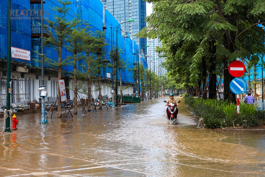 "Khu nhà giàu" Ciputra Hà Nội vẫn như ốc đảo sau hơn 1 ngày tạnh ráo- Ảnh 12. "Khu nhà giàu" Ciputra Hà Nội vẫn như ốc đảo sau hơn 1 ngày tạnh ráo- Ảnh 12.