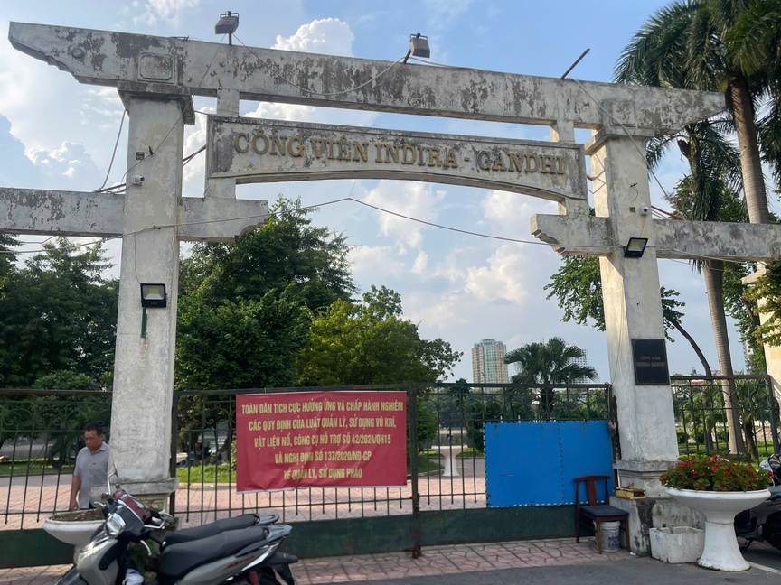 "Khoảng xanh" giữa phố Láng Hạ: Xuống cấp nghiêm trọng, nhiều hạng mục bỏ hoang- Ảnh 1.