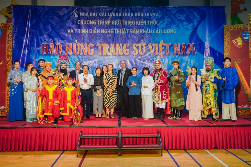 Học sinh học lịch sử và tình yêu nước qua nghệ thuật cải lương- Ảnh 1. Học sinh học lịch sử và tình yêu nước qua nghệ thuật cải lương- Ảnh 1.