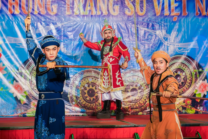 Học sinh học lịch sử và tình yêu nước qua nghệ thuật cải lương- Ảnh 2. Học sinh học lịch sử và tình yêu nước qua nghệ thuật cải lương- Ảnh 2.