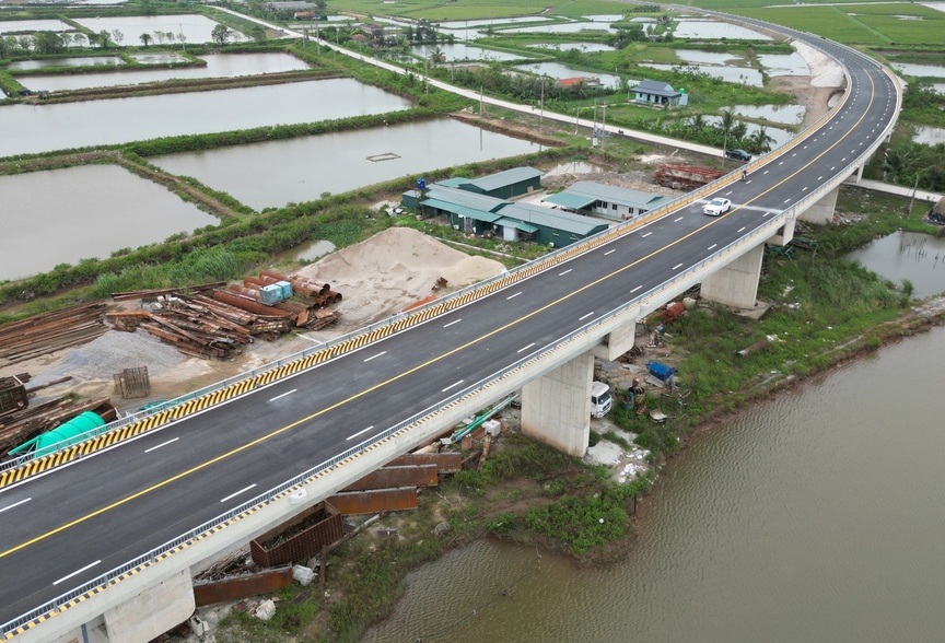 Cây cầu gần 700 tỷ nối đôi bờ tỉnh Ninh Bình đã hoàn thiện, tạo trục giao thông ven biển quan trọng- Ảnh 2. Cây cầu gần 700 tỷ nối đôi bờ tỉnh Ninh Bình đã hoàn thiện, tạo trục giao thông ven biển quan trọng- Ảnh 2.