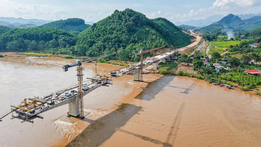 Công trường thi công tuyến cao tốc Tuyên Quang - Hà Giang. Nguồn ảnh: Deoca.vn Công trường thi công tuyến cao tốc Tuyên Quang - Hà Giang. Nguồn ảnh: Deoca.vn