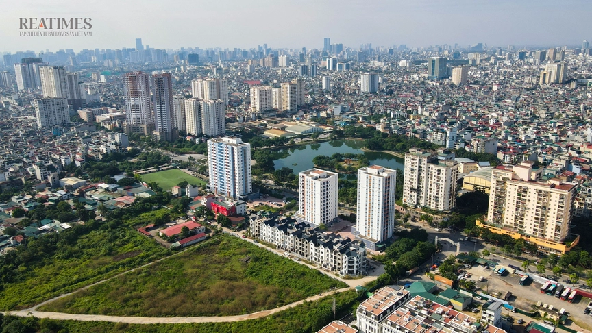 Cận cảnh nhà tái định cư vị trí "vàng" ở Hà Nội bỏ hoang 7 năm "lột xác" làm nhà ở xã hội- Ảnh 1. Cận cảnh nhà tái định cư vị trí "vàng" ở Hà Nội bỏ hoang 7 năm "lột xác" làm nhà ở xã hội- Ảnh 1.