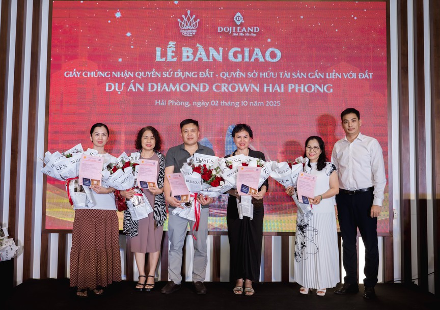 Bàn giao sổ hồng cho cư dân Diamond Crown Hai Phong- Ảnh 1.