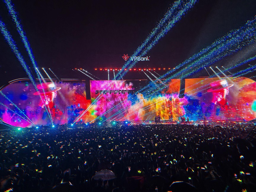 Concert của G-Dragon khiến lượng tìm kiếm khách sạn Hà Nội tăng vọt 250%
- Ảnh 1. Concert của G-Dragon khiến lượng tìm kiếm khách sạn Hà Nội tăng vọt 250%
- Ảnh 1.