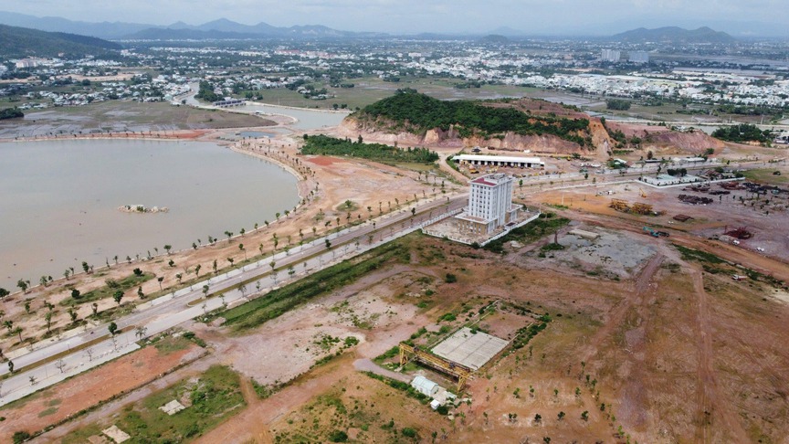 Khu đô thị du lịch, văn hóa, thể thao hồ Phú Hòa. Nguồn ảnh: Báo Thanh niên Khu đô thị du lịch, văn hóa, thể thao hồ Phú Hòa. Nguồn ảnh: Báo Thanh niên