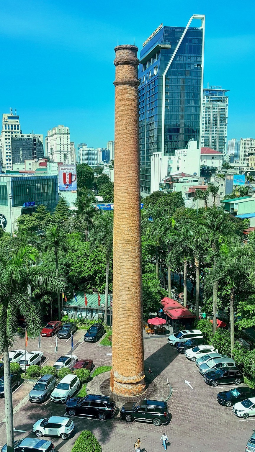 Hà Nội có một khách sạn xây trên nền lò gạch, sở hữu ống khói trăm tuổi quý giá giữa lòng phố thị- Ảnh 1.