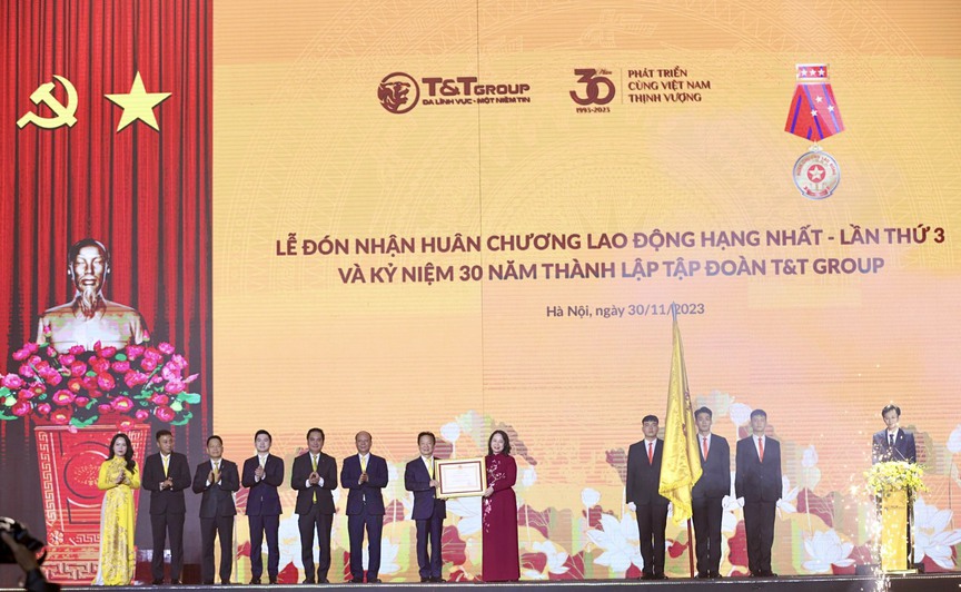 T&T Group của Bầu Hiển được vinh danh Top các doanh nghiệp tư nhân tiêu biểu- Ảnh 4. T&T Group của Bầu Hiển được vinh danh Top các doanh nghiệp tư nhân tiêu biểu- Ảnh 4.