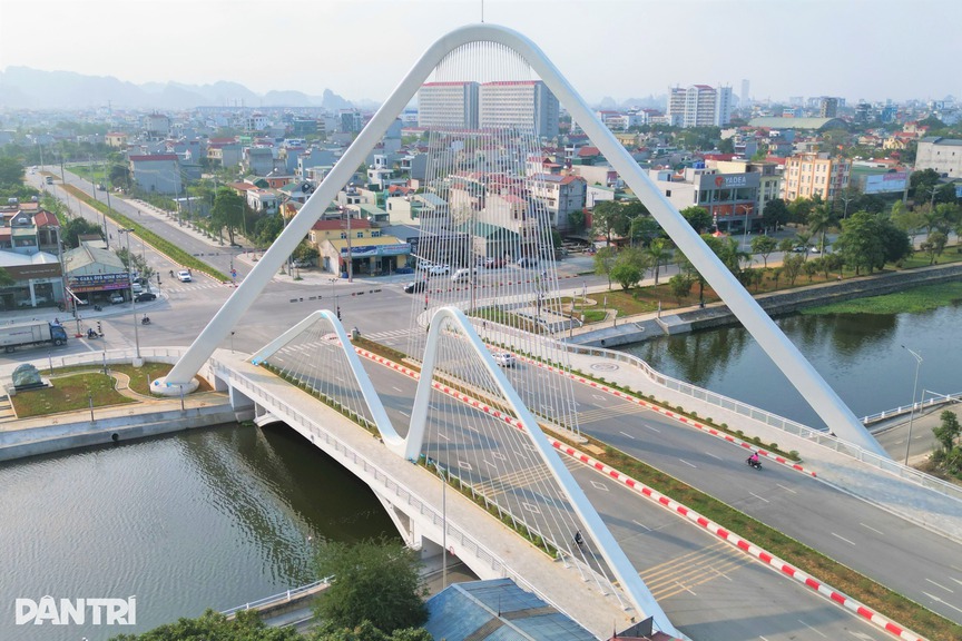 Cây cầu mang biểu tượng bông lau duy nhất của Việt Nam: Điểm nhấn kiến trúc của vùng đất di sản- Ảnh 2.
