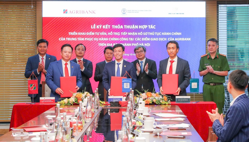 Agribank và Trung tâm Phục vụ Hành chính công TP Hà Nội hợp tác triển khai mô hình hỗ trợ người dân thực hiện dịch vụ công tại điểm giao dịch của ngân hàng- Ảnh 5.