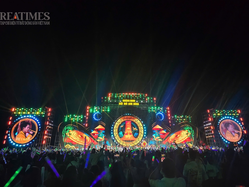 Quảng Ninh: Người dân nô nức xếp hàng xem concert “Quảng Ninh - Đất mỏ anh hùng”- Ảnh 6.