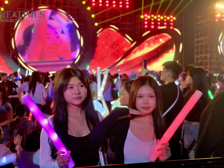 Quảng Ninh: Người dân nô nức xếp hàng xem concert “Quảng Ninh - Đất mỏ anh hùng”- Ảnh 3.