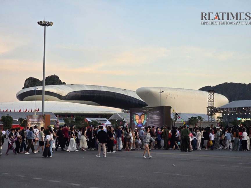 Quảng Ninh: Người dân nô nức xếp hàng xem concert “Quảng Ninh - Đất mỏ anh hùng”- Ảnh 1.