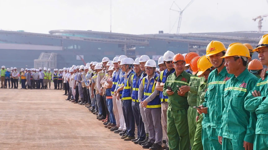 NÓNG: Trước dấu mốc lịch sử, Tổng Bí thư Tô Lâm tới thăm và kiểm tra đại công trường sân bay lớn nhất Việt Nam- Ảnh 3.