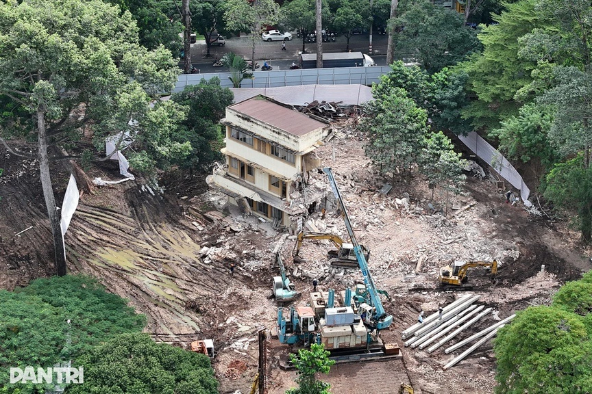 Chính thức tháo dỡ 3 biệt thự trên khu 'tam giác vàng' của đại phú giàu nhất Nam Bộ để làm công viên, đài tưởng niệm- Ảnh 1. Chính thức tháo dỡ 3 biệt thự trên khu 'tam giác vàng' của đại phú giàu nhất Nam Bộ để làm công viên, đài tưởng niệm- Ảnh 1.