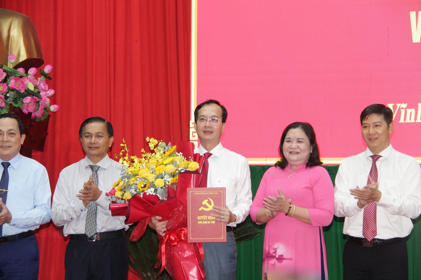 Chủ tịch UBND tỉnh Đồng Tháp giữ chức Phó Bí thư Tỉnh ủy Vĩnh Long- Ảnh 1. Chủ tịch UBND tỉnh Đồng Tháp giữ chức Phó Bí thư Tỉnh ủy Vĩnh Long- Ảnh 1.