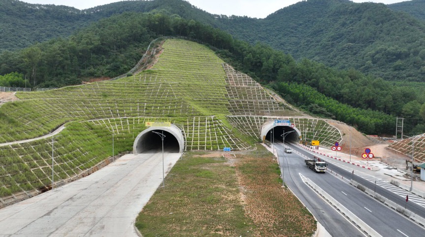 Chỉ một tháng nữa, hầm xuyên núi có địa chất phức tạp nhất trên cao tốc hơn 11.000 tỷ sẽ chính thức được mở rộng- Ảnh 1.