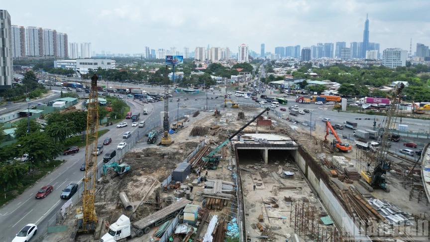 Chỉ hơn tháng nữa, nhánh cầu vượt và hầm chui tại nút giao hơn 3.400 tỷ lớn nhất TP. HCM sẽ hoàn thành- Ảnh 1. Chỉ hơn tháng nữa, nhánh cầu vượt và hầm chui tại nút giao hơn 3.400 tỷ lớn nhất TP. HCM sẽ hoàn thành- Ảnh 1.