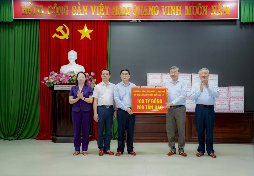 Tổng Bí thư Tô Lâm thăm hỏi, động viên và tặng quà cho người dân vùng ngập lụt TP. Huế- Ảnh 3.