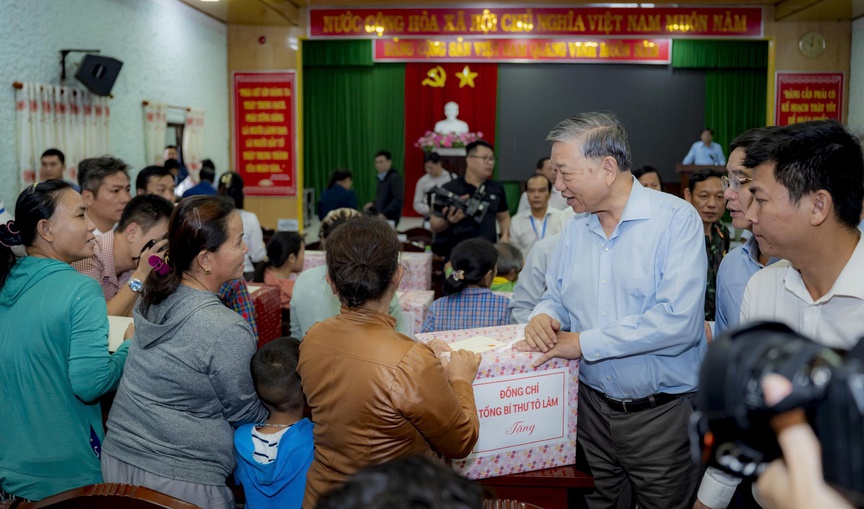 Tổng Bí thư Tô Lâm thăm hỏi, động viên và tặng quà cho người dân vùng ngập lụt TP. Huế- Ảnh 2.