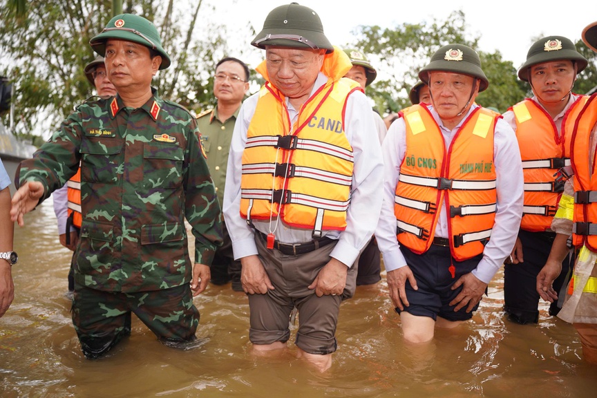 Tổng Bí thư Tô Lâm thăm hỏi, động viên và tặng quà cho người dân vùng ngập lụt TP. Huế- Ảnh 1.