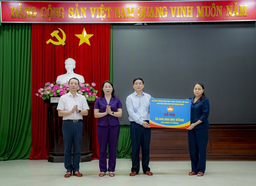 Tổng Bí thư Tô Lâm thăm hỏi, động viên và tặng quà cho người dân vùng ngập lụt TP. Huế- Ảnh 4.