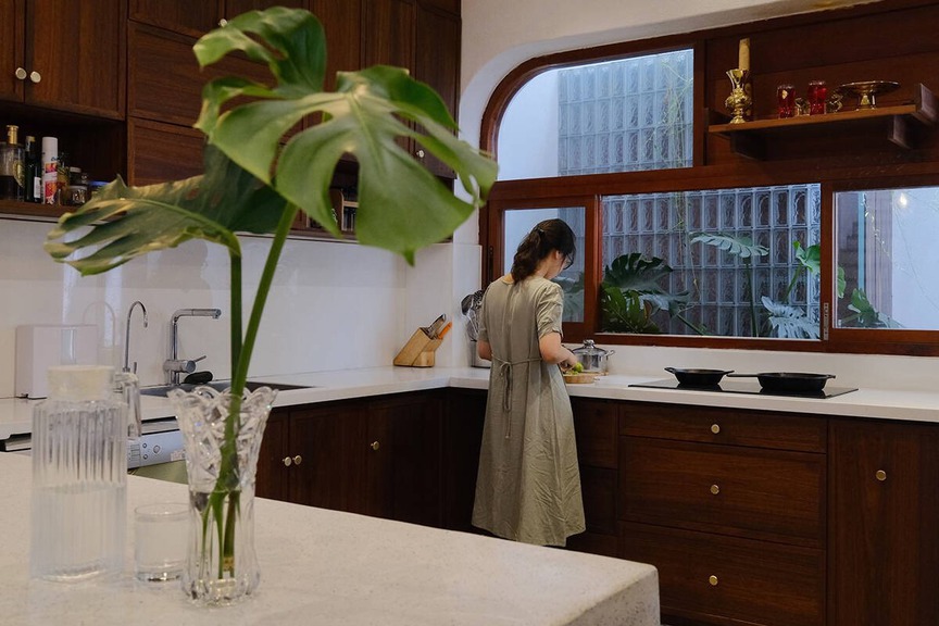 Tái sinh ngôi nhà 10 năm tuổi trở thành không gian sống tươi mới cho gia đình nhỏ- Ảnh 2.