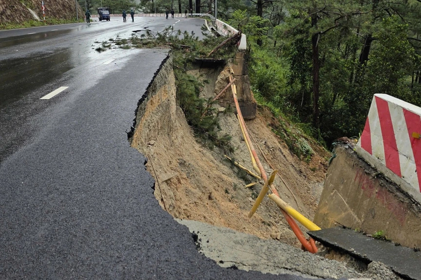 Cung đèo hơn 550 tỷ sở hữu mặt đường rộng nhất Việt Nam vừa sạt lở vẫn còn bảo hành 1 tháng- Ảnh 1. Cung đèo hơn 550 tỷ sở hữu mặt đường rộng nhất Việt Nam vừa sạt lở vẫn còn bảo hành 1 tháng- Ảnh 1.