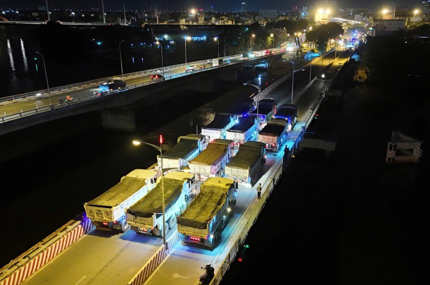 Ngày mai, chính thức thông xe cầu vượt sông 11.000 tấn tại thành phố giàu nhất Việt Nam- Ảnh 2. Ngày mai, chính thức thông xe cầu vượt sông 11.000 tấn tại thành phố giàu nhất Việt Nam- Ảnh 2.